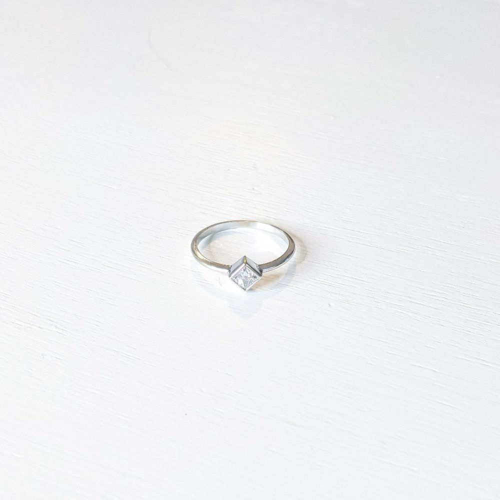 Minimal VS Princess Diamond Engagement Ring